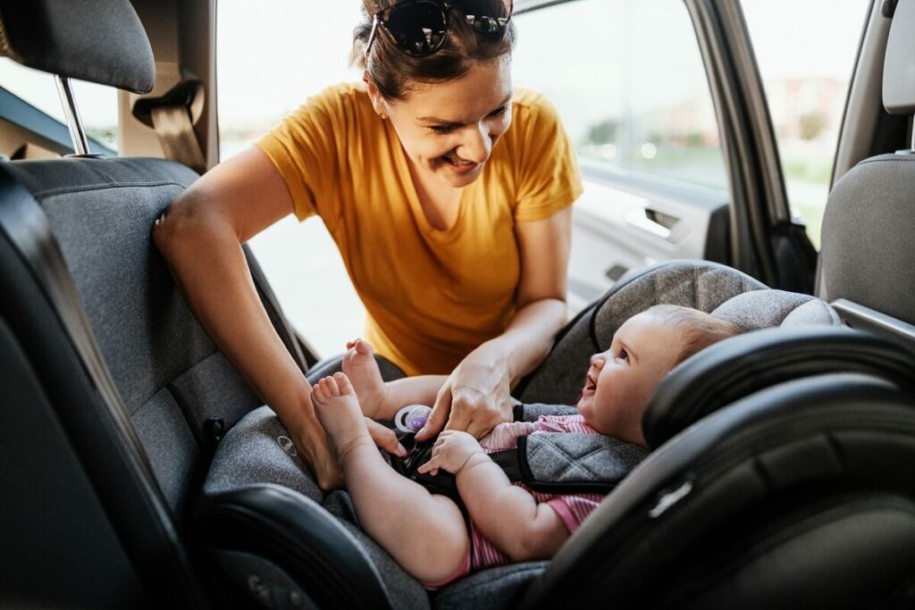 Carrinho de passeio com bebê conforto