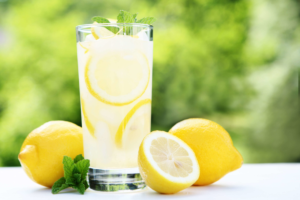 Limonada Suíça tradicional, refrescante e fácil de fazer. Perfeita para se refrescar nos dias quentes!