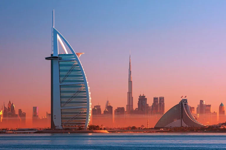 Uma cidade repleta de maravilhas e atrações turísticas que encantam visitantes de todo o mundo. Começa os ponto turísticos em Dubai.